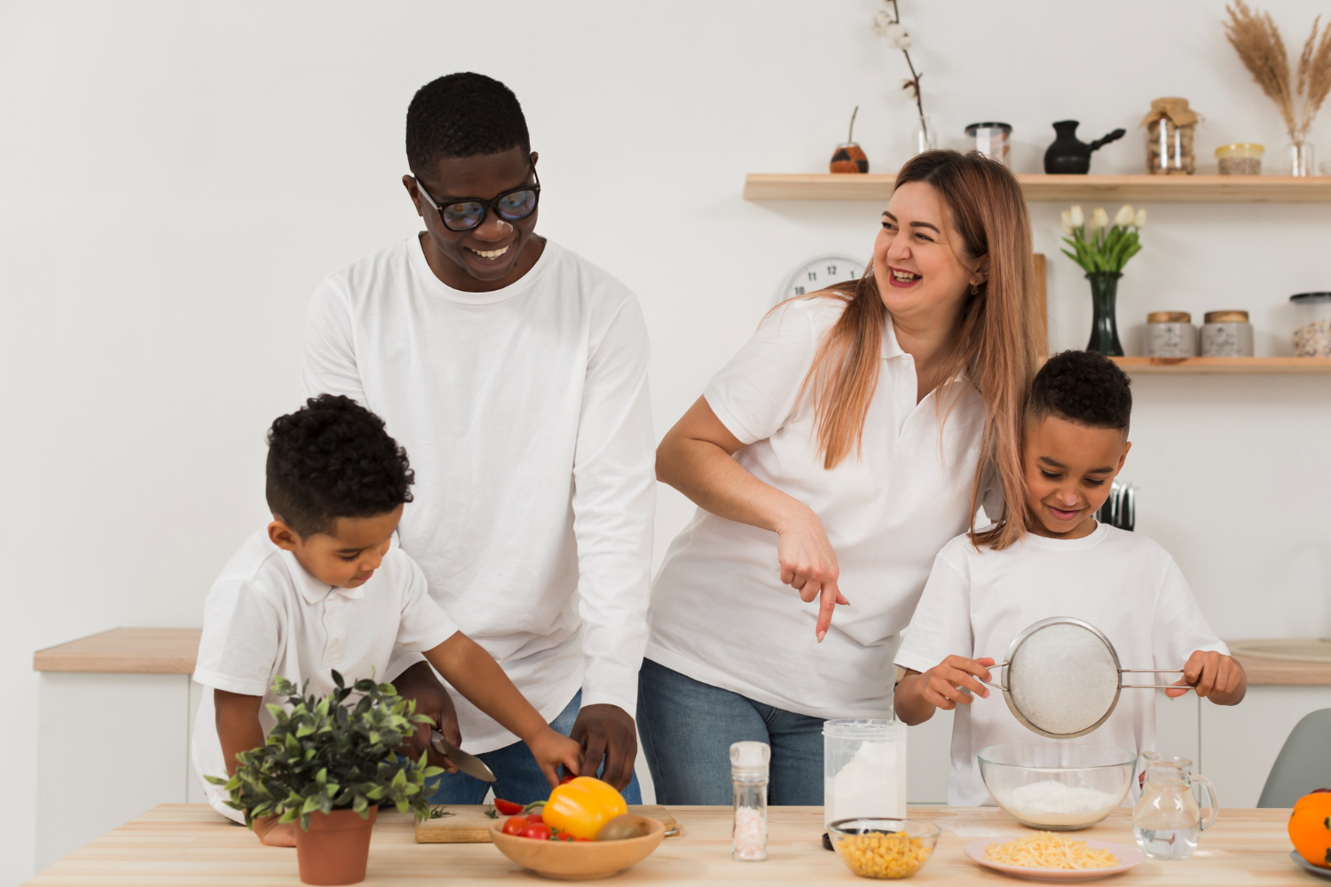 familia-multicultural-cozinhando-na-cozinha-juntos