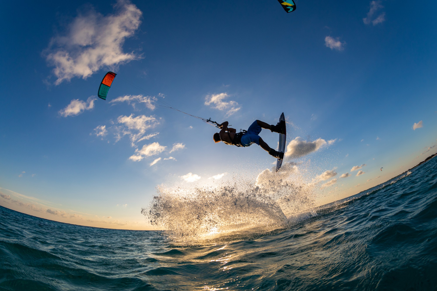 pessoa-surfando-e-voando-de-paraquedas-ao-mesmo-tempo-no-kitesurf-bonaire-caribe
