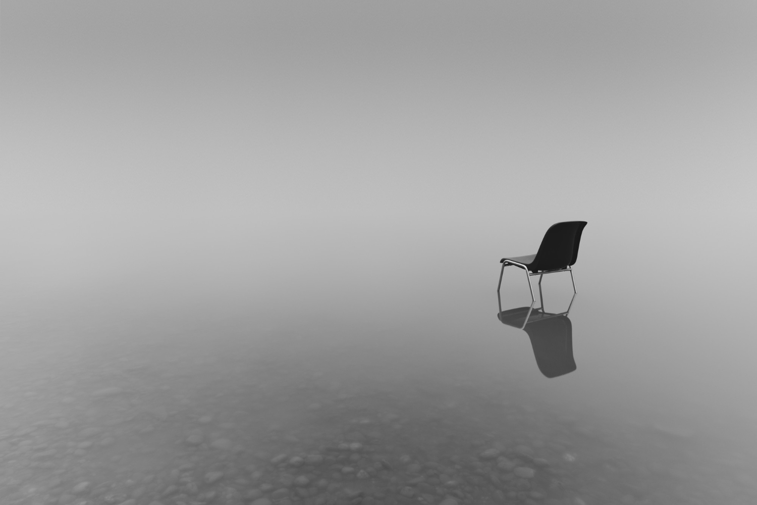 foto-em-escala-de-cinza-de-uma-cadeira-em-um-pequeno-lago-conceito-de-solidao