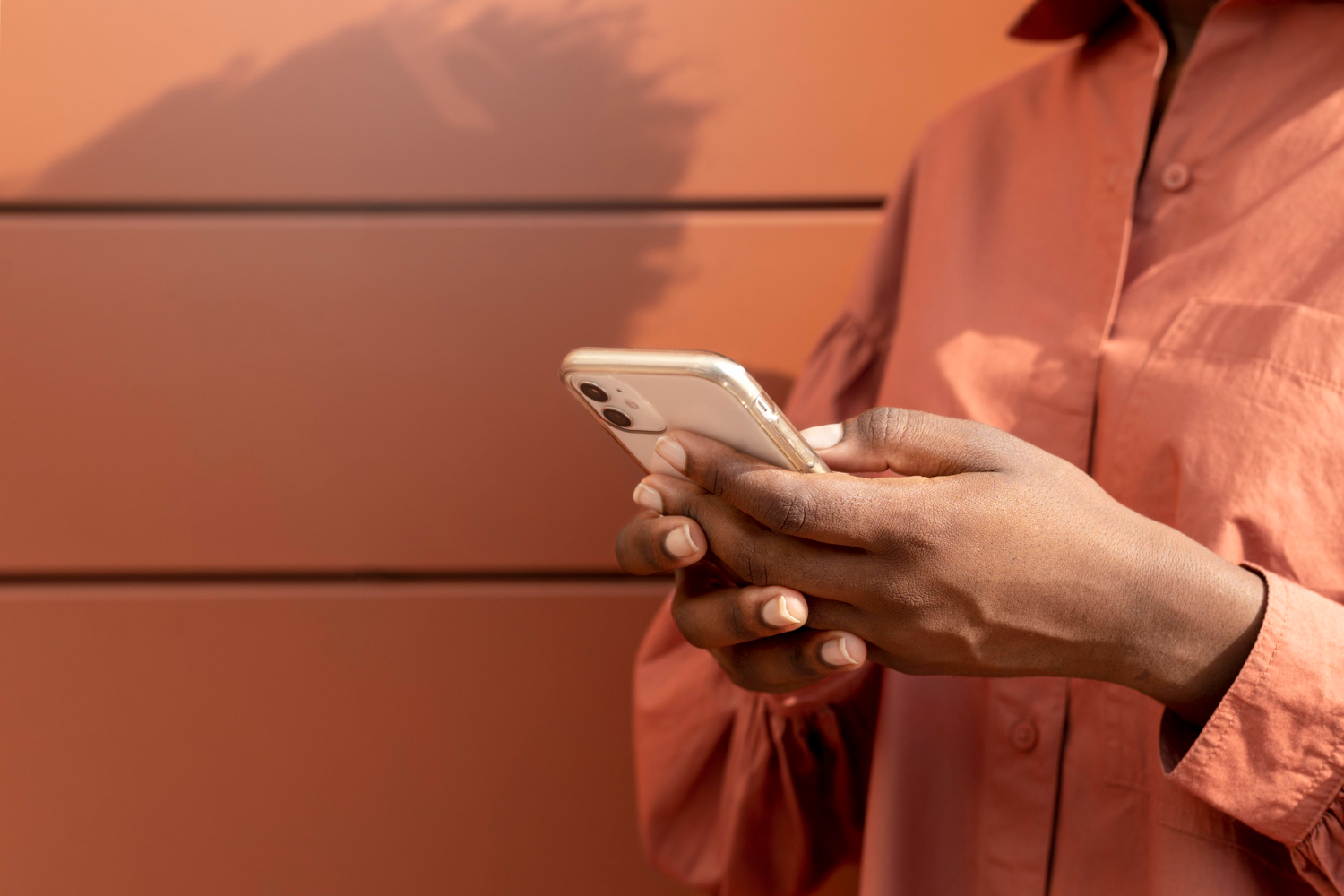 mulher-afro-americana-enviando-mensagens-de-texto-para-alguem-em-seu-smartphone